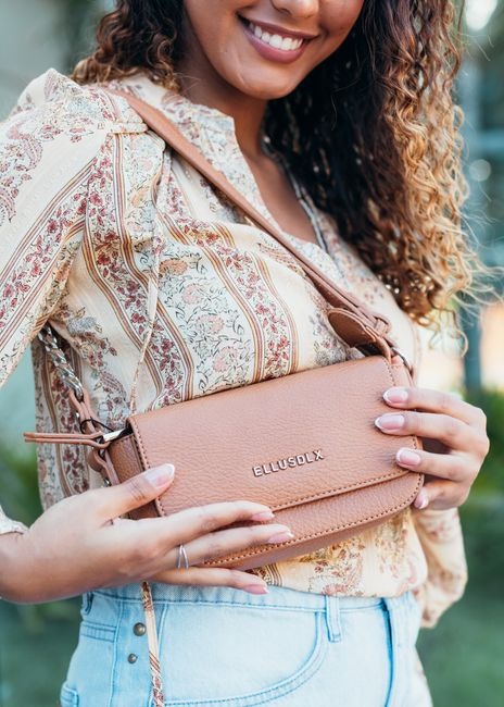 Crossbody  La Besace Compacte et libre. Bandoulière réglable, rabat aimanté discret. À porter en travers, à toute heure.