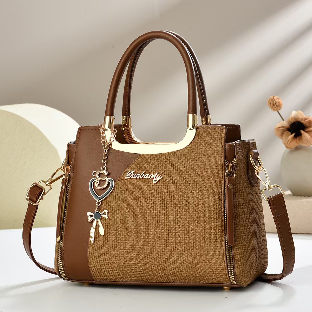 Petit sac carré chic porté croisé, à la main ou à l'épaule
