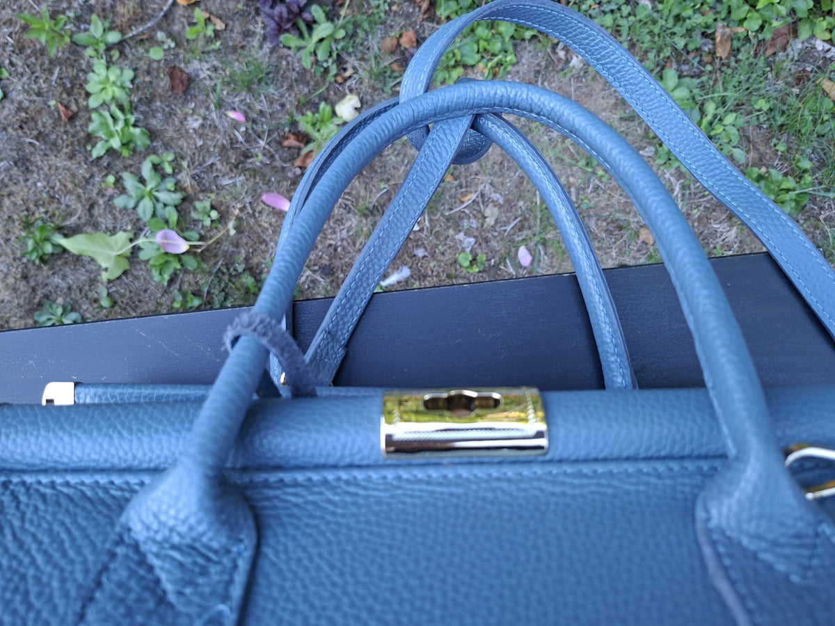 Sac à main Trapèze Bleu Azur en extérieur