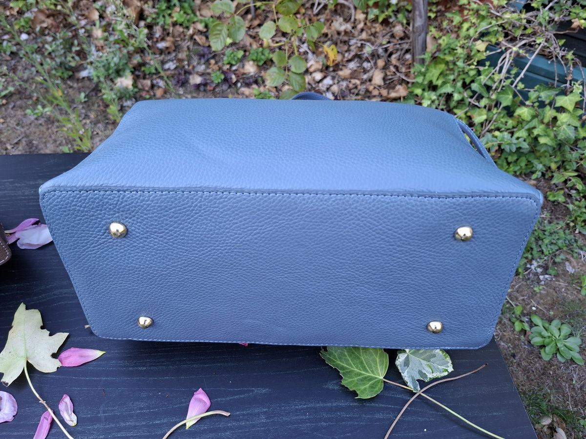 Détail de la fermeture dorée du sac Trapèze Bleu Azur