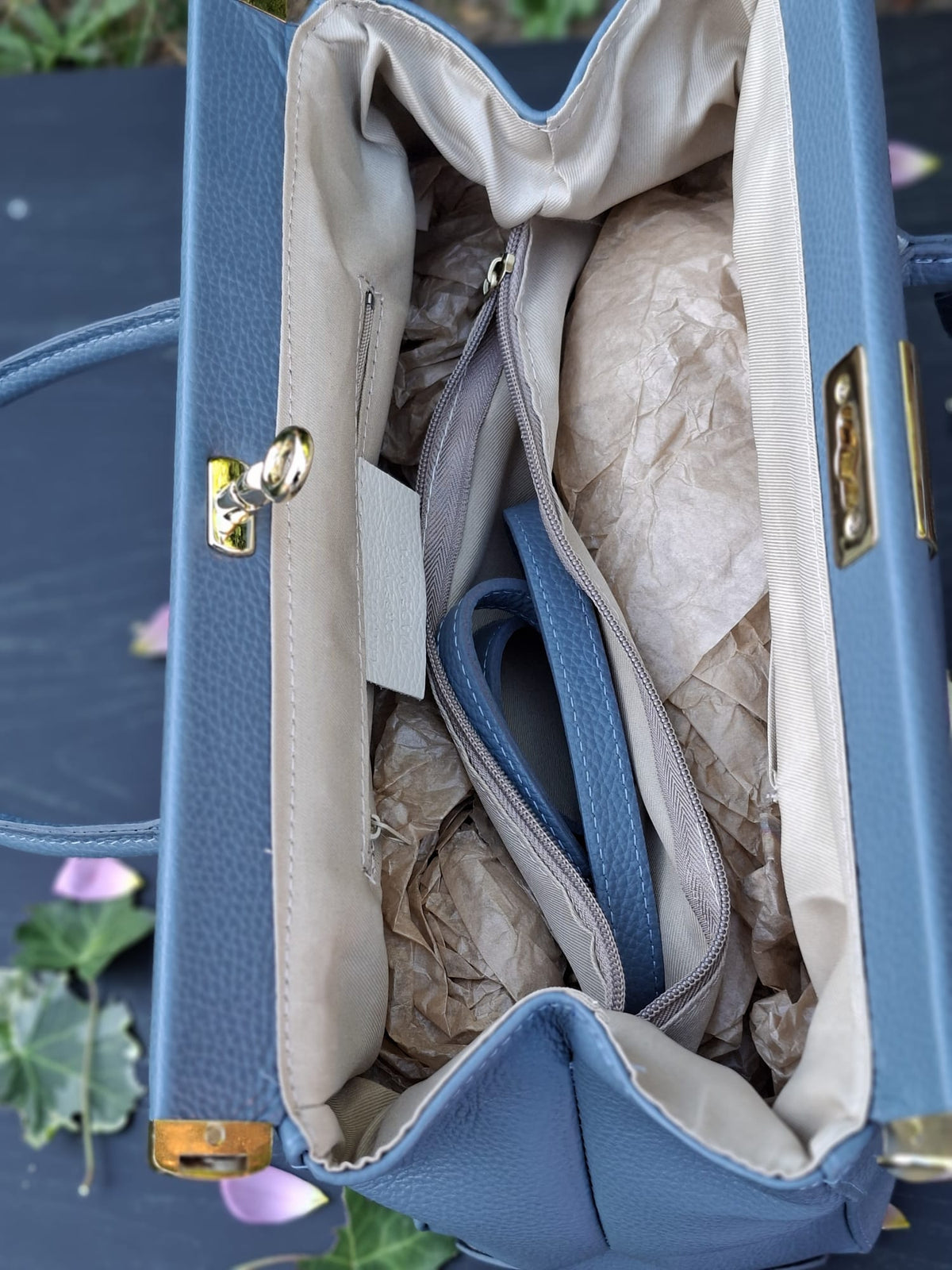 Dessous du sac Trapèze Bleu Azur en cuir véritable