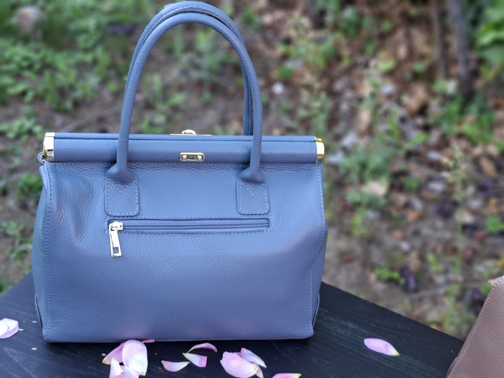 Détails et anses du sac Trapèze Bleu Azur en cuir véritable